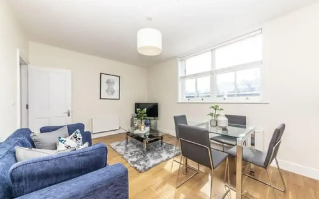 Modern Two Bedroom Apartment in Hammersmith - 207a, London