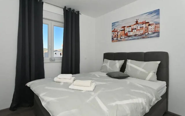 Stylish Kaštela Apartment With Modern Amenities and Free Parking