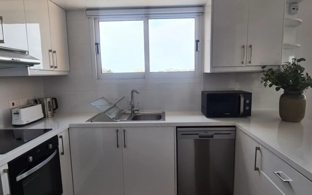 Phaedrus Living: Cityview Luxury Flat Walnut Grove 304