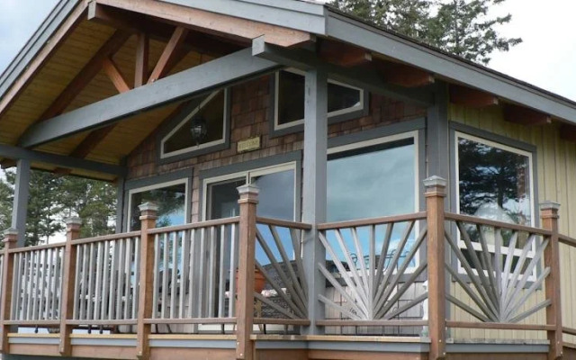 The Getaway Waterfront Cottage