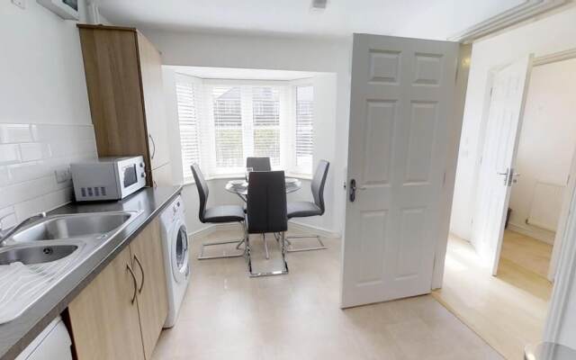 Stayzo - Cole Green Lane - Ideal for Your Next Staycation or Workcation Whole House With Wi-fi