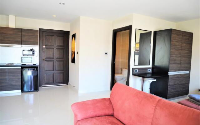 Park Lane studio apartment with swimming pool view Pattaya