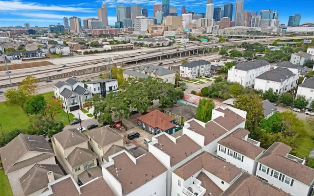 Luxurious 3 Bed3 Bath Near Downtown Houston