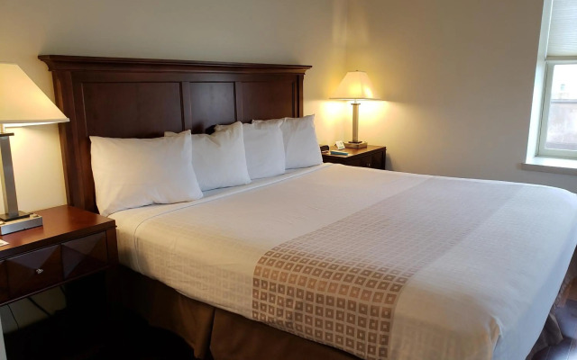 Grand Eastonian Hotel & Suites
