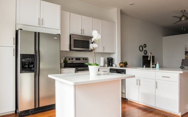 1 BR Apt Near AA Center with Parking by Frontdesk