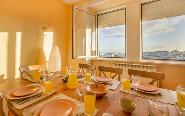 Bright & Beautiful Top Floor Graça Flat