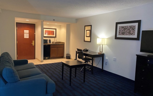 La Quinta Inn & Suites St. Louis Airport - Riverport