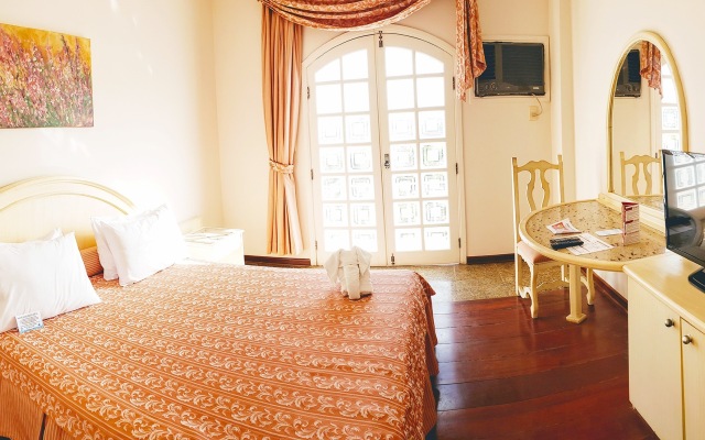 Colonial Plaza Hotel