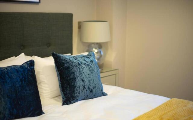 Deluxe Apartment near Cabot Circus w Parking sleeps 5