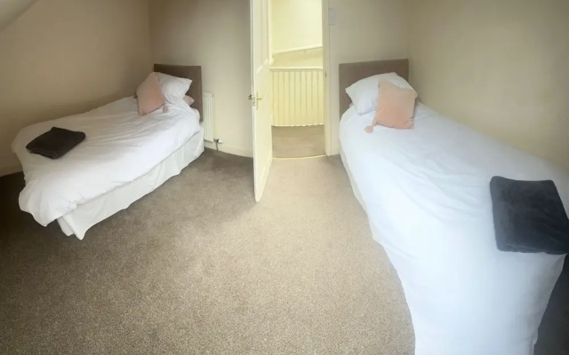 4-beds, Sleeps 8, Sea View & Pet Friendly