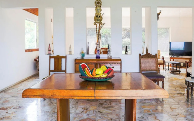 Spacious Cuernavaca House Pool Grill