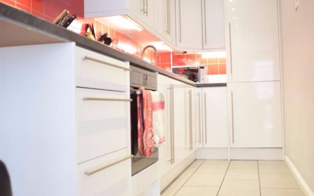 3 Bedroom Flat Near Whitechapel