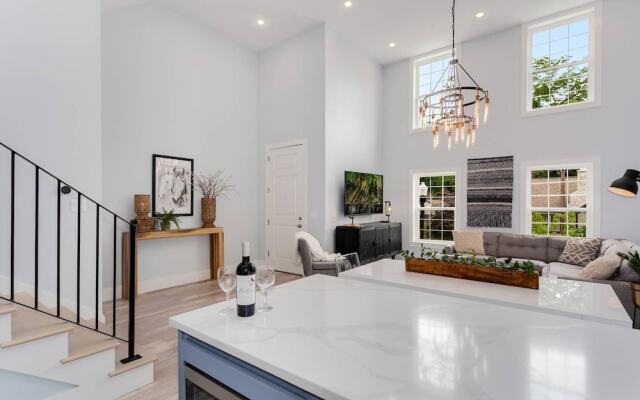 The Brownstone - 1 Block From Dtwn Square