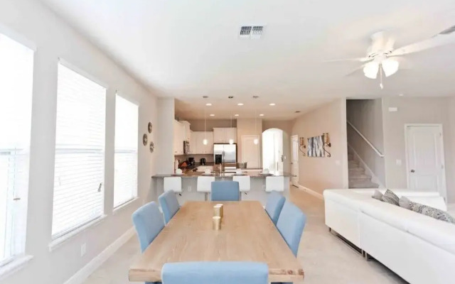 4176 Oaktree Drive 6 Bedroom Home by Redawning