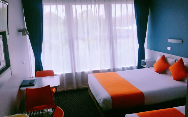 Waterfront Lodge Motel