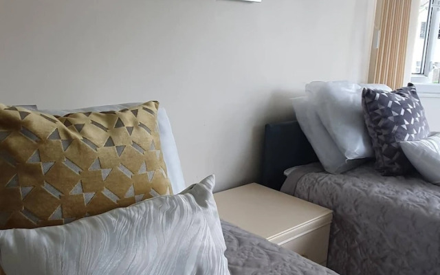 5-bed House With Separate Living Room