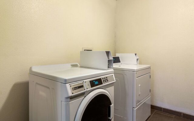 Spark by Hilton Lakewood Denver Southwest