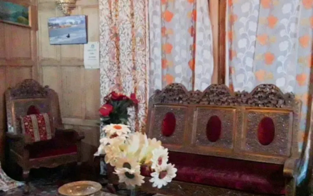 New minar group of houseboats