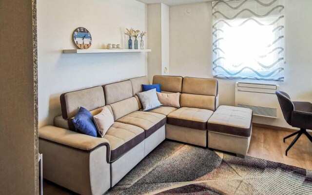 Amazing Apartment in Liznjan With Wifi and 2 Bedrooms