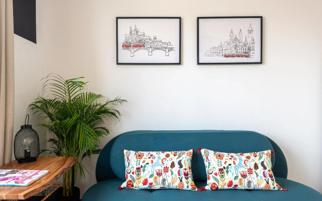 BRIGHT CHARMING Apt with TERRACE, PARKING & AirCo.