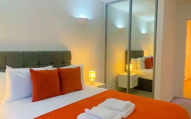 City Suite - Rooftop Spa - Balcony - Skyline View