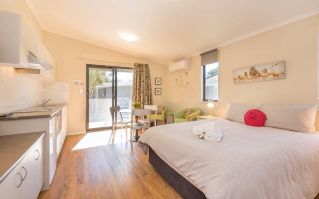 Serpentine Falls Park Home & Tourist Village