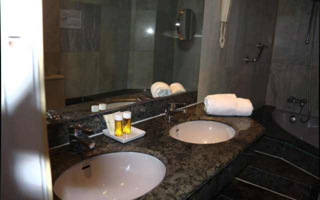 Chic & Basic Velvet Hotel
