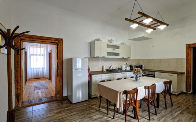 Gästehaus Honigberg next to the Fortified Church of Harman