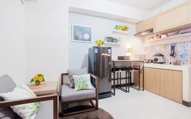 Minimalist and Comfy Studio Green Lake View Apartment