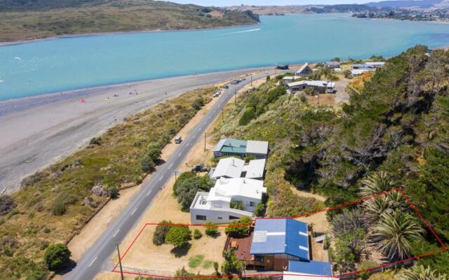The Big Round Window - Raglan Holiday Home