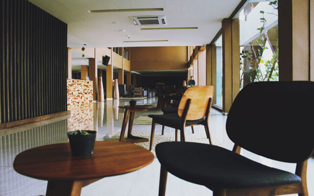 Front One Akshaya Hotel Karawang