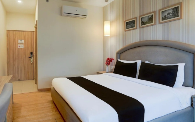 Elegant Stays With Rooftop Restro and Hill View
