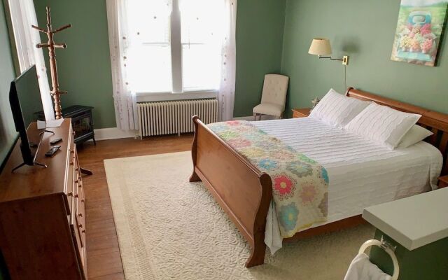 Treehouse Village Inn