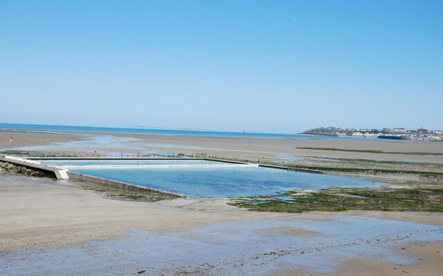 Tres Proche Granville Residence Midship