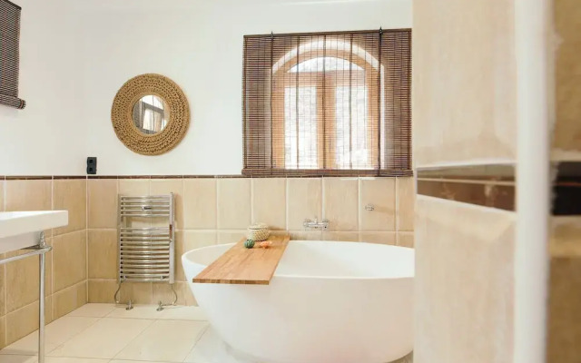 Luxurious 5 Bedroom Villa With Waterfall Closeby