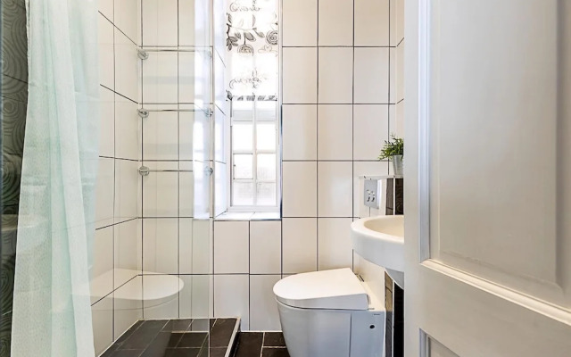 Book Lovers West End Home