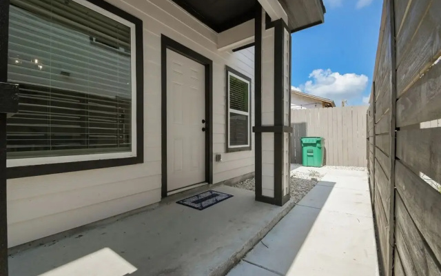 Private Townhouse: Close to Everything