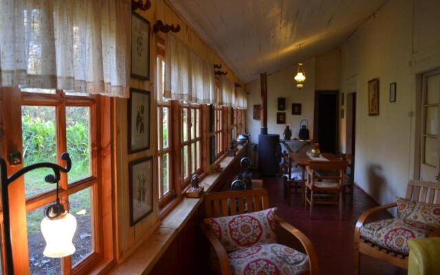 La Casa de Adobe Natural y Más