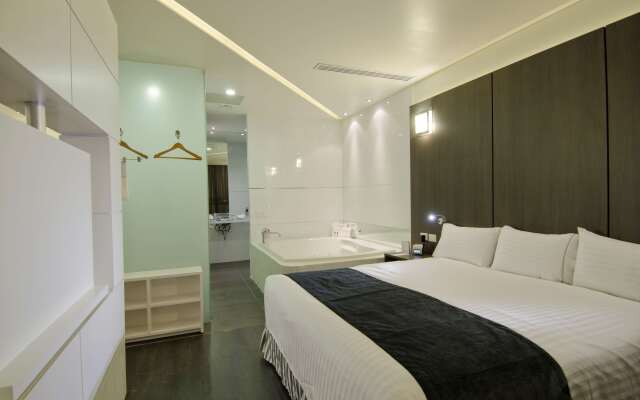 Ramada Encore by Wyndham Guadalajara Sur