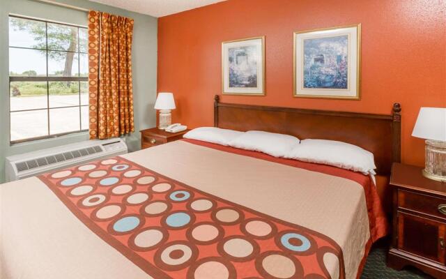 Super 8 by Wyndham Kinder LA