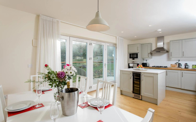 4 bed detached house - Freshwater