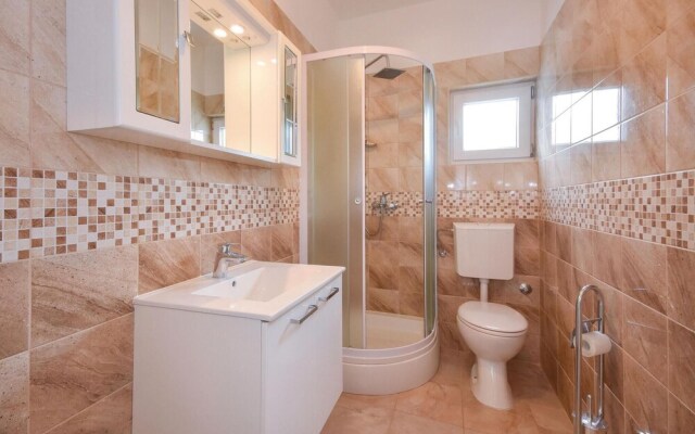 Nice Home in Slatine with Hot Tub, WiFi & 6 Bedrooms