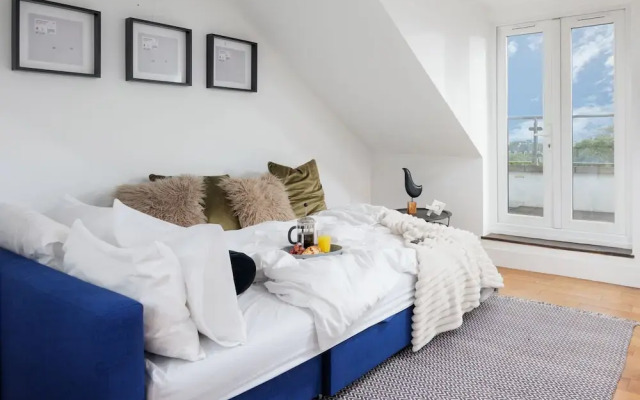 Modern 3 Bed Apartment - Parking