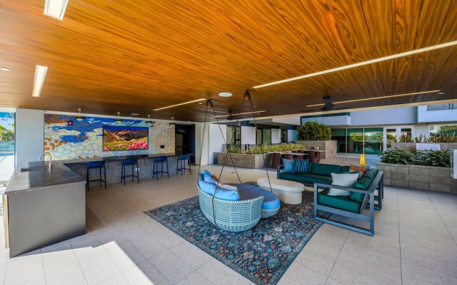 Luxury Apartment in Hollywood