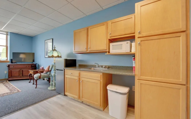 Conference Center & Pond: New Kensington Apartment