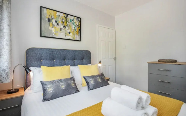 Ascot Pet Friendly 4 Bed House Parking