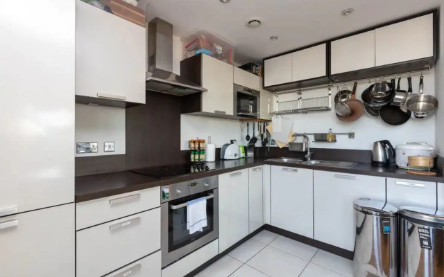 Stylish 2 Bedroom Flat in Canada Water
