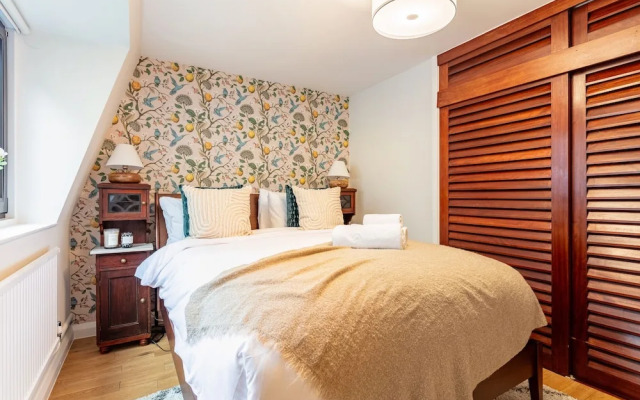 Spacious 2BR House by Madame Tussauds