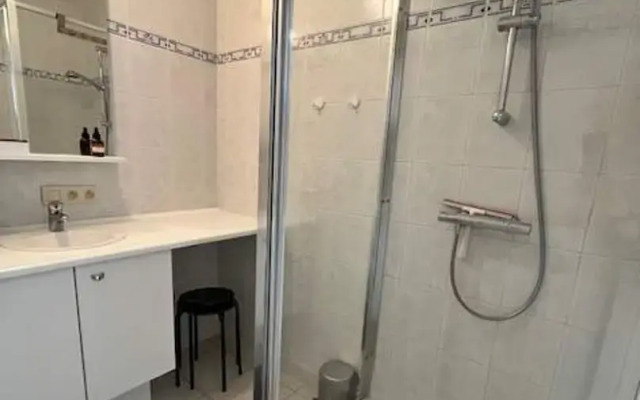 Huswell - Beachfront Apartment With Bike Storage