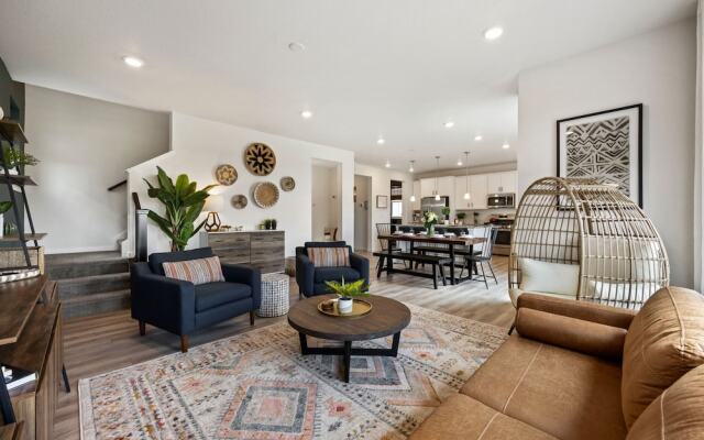 New Build W/ Great Backyard & Lake Access!